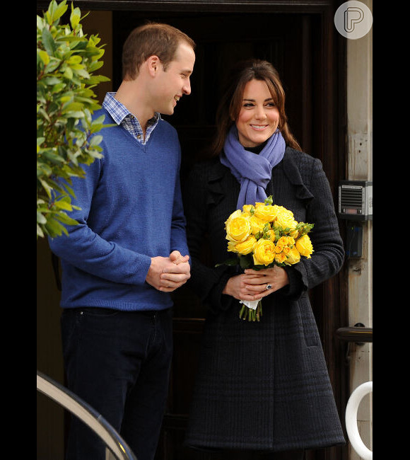 Kate Middleton posa sorridente para fotos