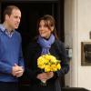 Kate Middleton e príncipe William saem do hospital