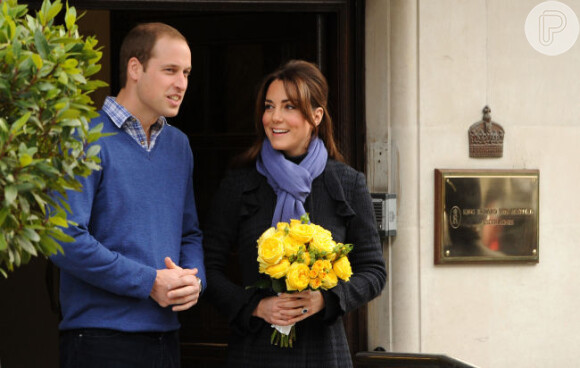 Kate Middleton e príncipe William saem do hospital