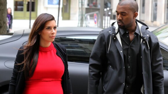 Kanye West pede Kim Kardashian em casamento após nascimento da filha, North West