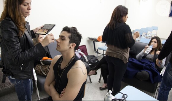 Luan Santana é maquiado enquanto Giovanna Lancellotti espera para começar a gravar