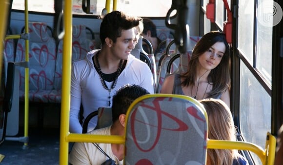 Luan Santana e Giovanna Lancellotti gravam o clipe 'Te Esperando' dentro de um ônibus