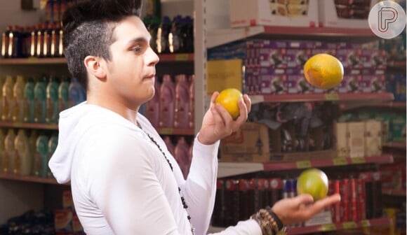 Luan Santana brinca de malabarista nos bastidores do clipe 'Te Esperando'