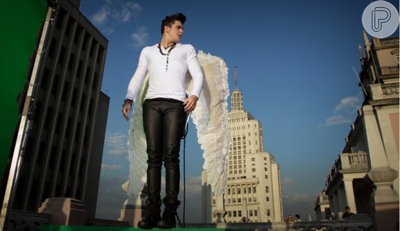 Luan Santana intepreta um anjo da guarda no clipe 'Te Esperando'