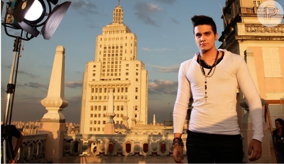 Luan Santana grava clipe 'Te Esperando' em cima de um prédio