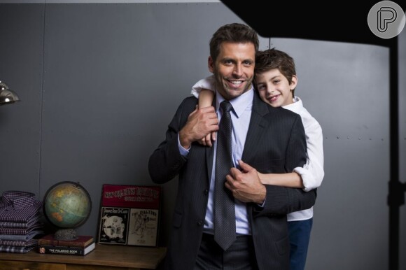 Lucas mostrou desenvoltura em frente às câmeras, posando ao lado do pai, Henri Castelli