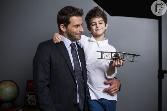Henri Castelli e Lucas brincam com avião durante ensaio