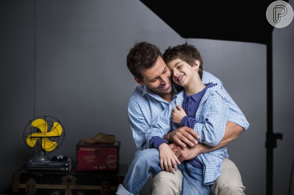 Henri Castelli é fotografado sorrindo com o filho, Lucas