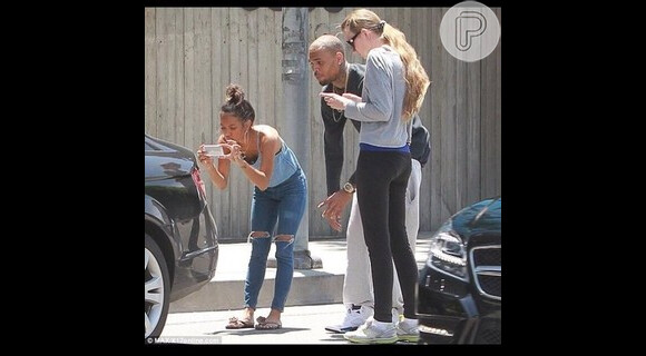 Chris Brown pode ter tentado subornar mulher após acidente de carro. Na foto, o rapper aparece logo depois de batida, segundo o site 'TMZ'