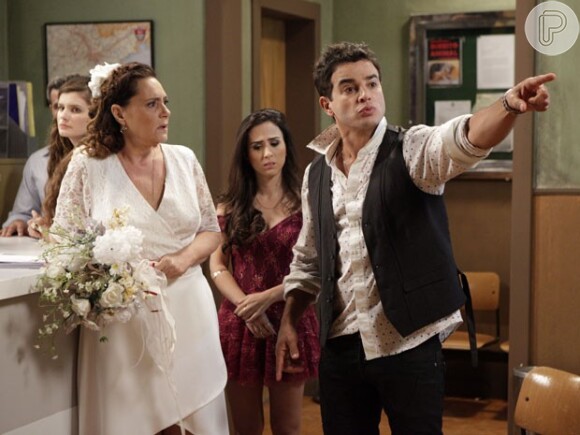 Atílio (Luis Melo) recupera a memória e abandona Márcia (Elizabeth Savalla) na hora do casamento, em 'Amor à Vida'