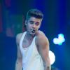 Justin Bieber pede diversos pacotes com camisetas brancas, em gola V e  regatas