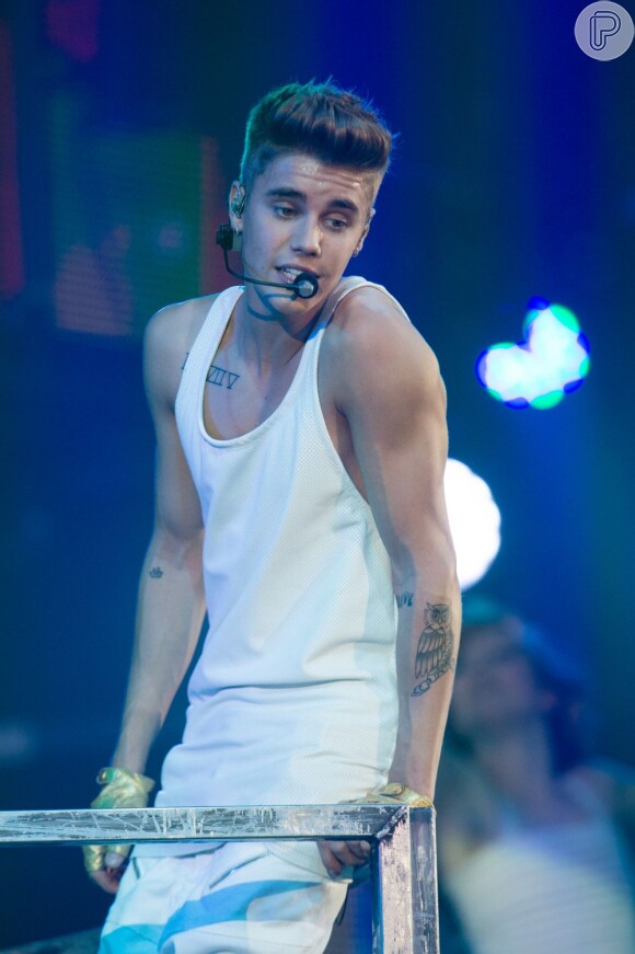 Justin Bieber pede diversos pacotes com camisetas brancas, em gola V e  regatas