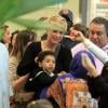 Xuxa foi cercada por fãs durante passeio no shopping nesta sexta-feira, 28 de junho de 2013