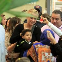 Xuxa é cercada por fãs durante passeio em shopping do Rio de Janeiro