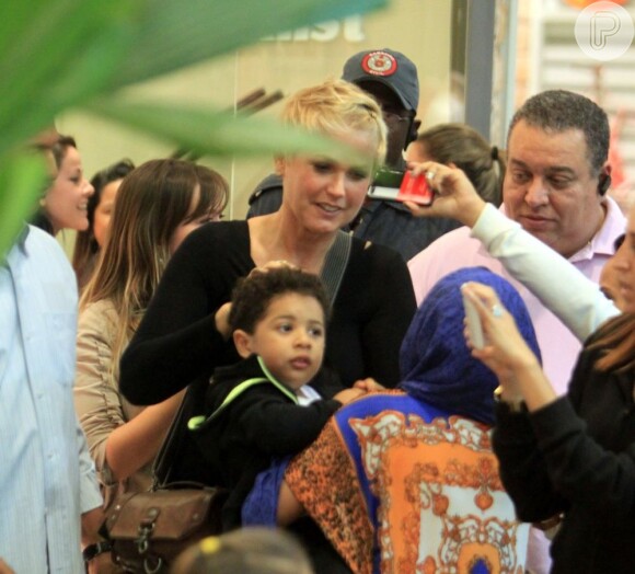Xuxa foi cercada por fãs durante passeio no shopping nesta sexta-feira, 28 de junho de 2013