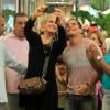 Xuxa pega o celular de um dos seus fãs para fazer a foto com ele