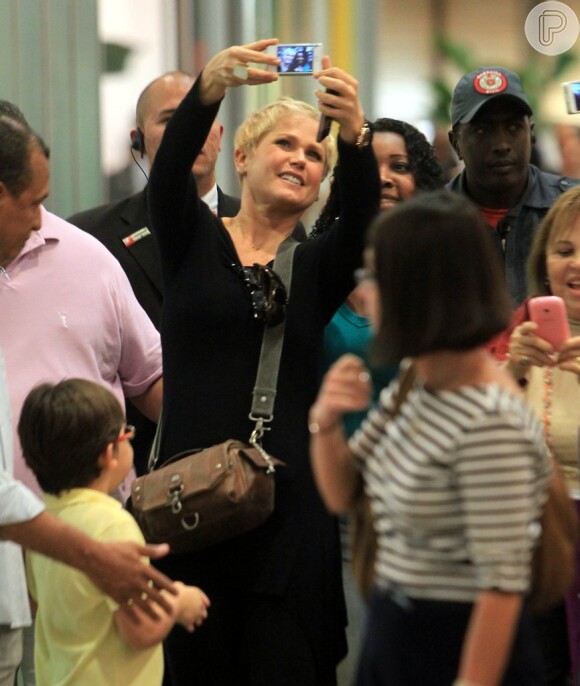 Xuxa impressiona pela simpatia rodeadas por fãs no shopping