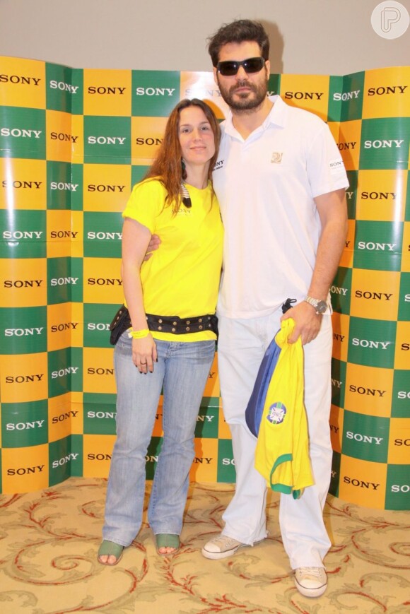O casal de atores Thiago Lacerda e Vanessa Lóes vestiu a camisa do Brasil para o evento