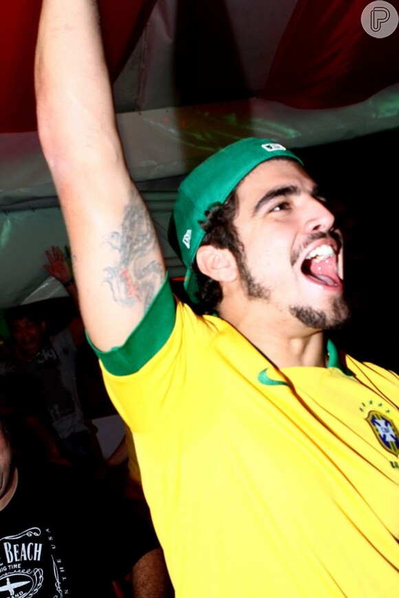 Caio Castro comemora vitória do Brasil