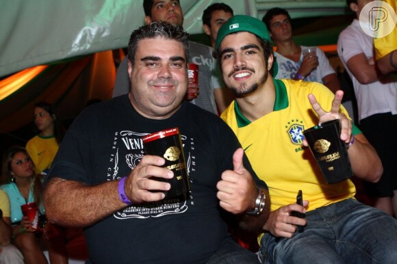Caio Castro posa com o pai, Vitor Castanheira