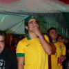 Caio Castro é fotografado assistindo ao jogo do Brasil