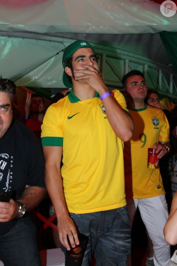 Caio Castro é fotografado assistindo ao jogo do Brasil