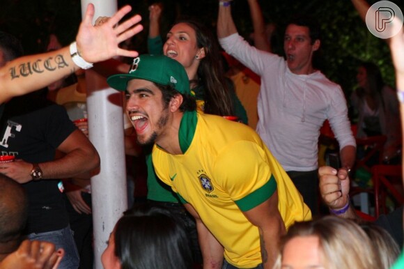 Caio Castro vibra com a vitória do Brasil, na final da Copa das Confederações. O ator assistiu ao jogo na Arena Morro da Urca, na Zona Sul do Rio, em 30 de junho de 2013