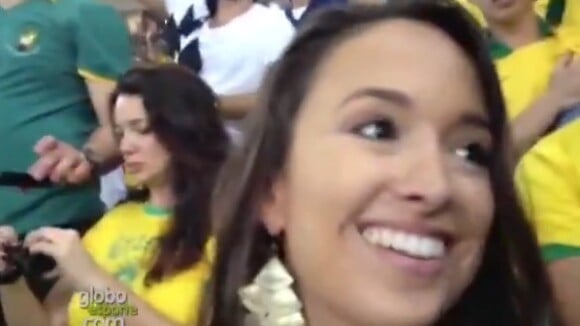 Namorada de Fred, Ana Gabriela assiste vitória do Brasil com família do jogador