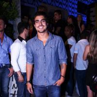 Caio Castro inaugura bar em SP com show de Thiago Martins, do Trio Ternura