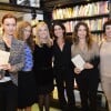 Julia Lemmertz, Betty Gofman, Malu Mader, Cláudia Abreu e Bel Kurnet posam juntas na Livraria Travessa do Shopping Leblon