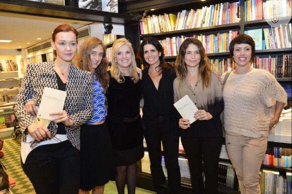 Julia Lemmertz, Betty Gofman, Malu Mader, Cláudia Abreu e Bel Kurnet posam juntas na Livraria Travessa do Shopping Leblon