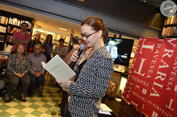 Júlia Lemmertz participou do lançamento do livro 'O Jugo das Palavras', de Artur da Távola, na Livraria Travessa, no Shopping Leblon, na Zona Sul do Rio de Janeiro