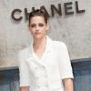 Kristen Stewart escolhe um short curtíssimo para conferir o desfile da Chanele, em Paris, na França