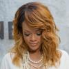Rihanna escolhe um vestido-chemise superdecotado e deixa sua tatuagem à mostra