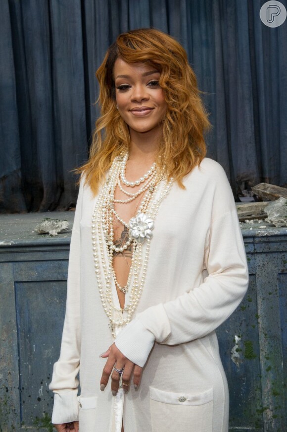 Rihanna sorri para foto antes de conferir o desfile da Chanel