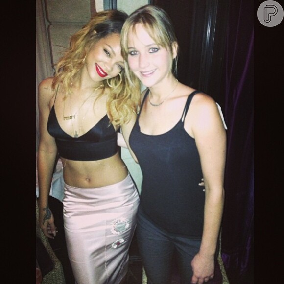 Rihanna posa ao lado de Jennifer Lawrence durante jantar em Paris, na França
