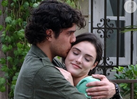 Giane (Isabelle Drummond) diz a Bento (Marco Pigossi) com todas as letras que o ama, em 'Sangue Bom', em julho de 2013