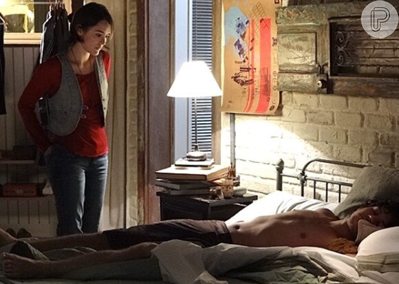 Giane (Isabelle Drummond) vive um amor platônico por Bento (Marco Pigossi), em 'Sangue Bom'