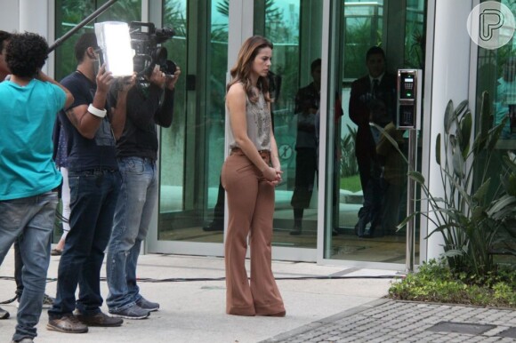 Paolla Oliveira se concentra durante a gravação da cena de 'Amor à Vida'