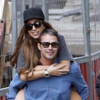 Lady Gaga presenteia namorado com mochila exclusiva avaliada em R$ 85 mil