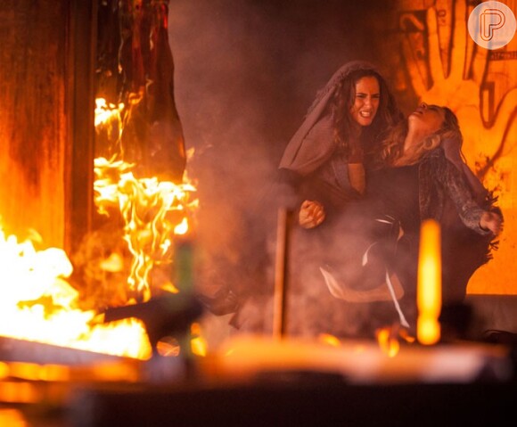 Regina (Camila Pitanga) salva a vida de Olívia (Michele Birkheuer) em incêndio de estúdio fotográfico