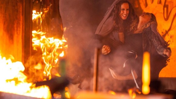 'Babilônia': Regina salva Olívia de incêndio provocado por Cris. Veja fotos!