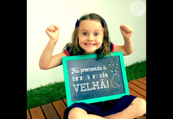 A primogênita de Fernanda, Luisa, de 5 anos, comemorou a chegada de um(a) irmãozinho(a)