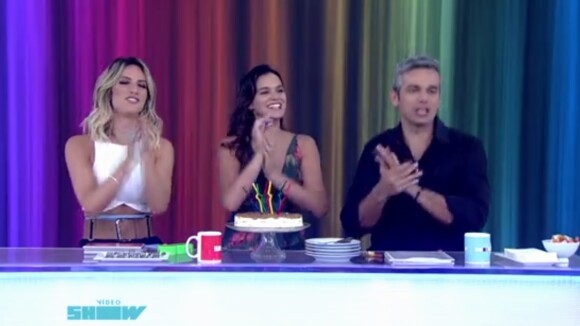 Bruna Marquezine ganha bolo e comemora aniversário de 20 anos no 'Vídeo Show'