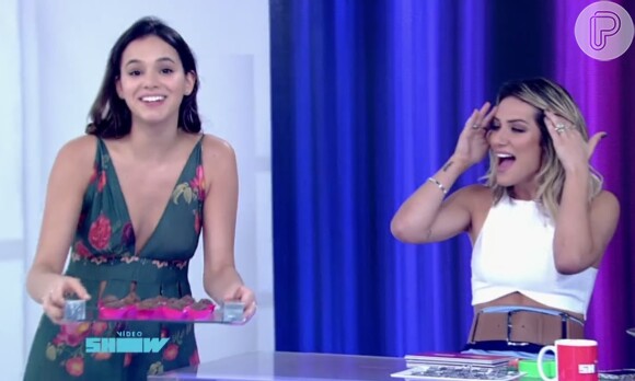 Bruna Marquezine levou doces para os apresentadores do 'Vídeo Show': 'A Raquel que é maquiadora fez para mim e eu trouxe para vocês'