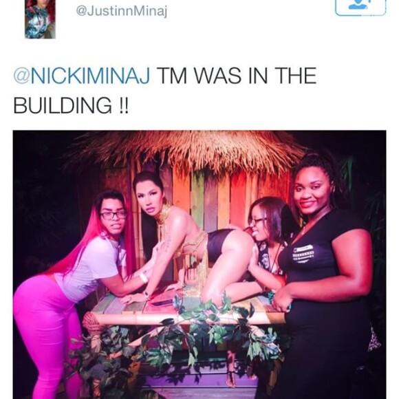 Nicki Minaj compartilhou uma foto dos seus fãs curtindo a peça. 'Não tinha a menor ideia de que estavam realmente fazendo isso', comentou