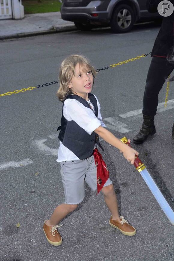Vittorio Galisteu, filho de Adriane Galisteu, usou um look pirata com direito à espada, colete e um lenço vermelho preso na cintura