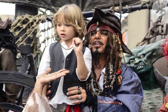Vittorio Galisteu na chegada de sua festa de 5 anos, em São Paulo, com o tema Piratas do Caribe