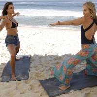 Angélica e Alessandra Ambrosio se exercitam na praia e top entrega: 'Amo ioga'