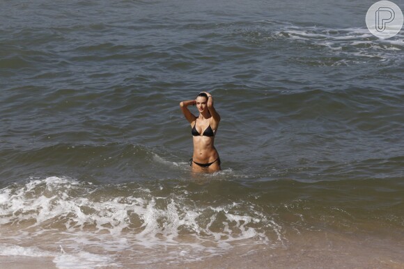 Top, que costuma ser fotografadas em cliques na praia, curtiu o mar com um mergulho